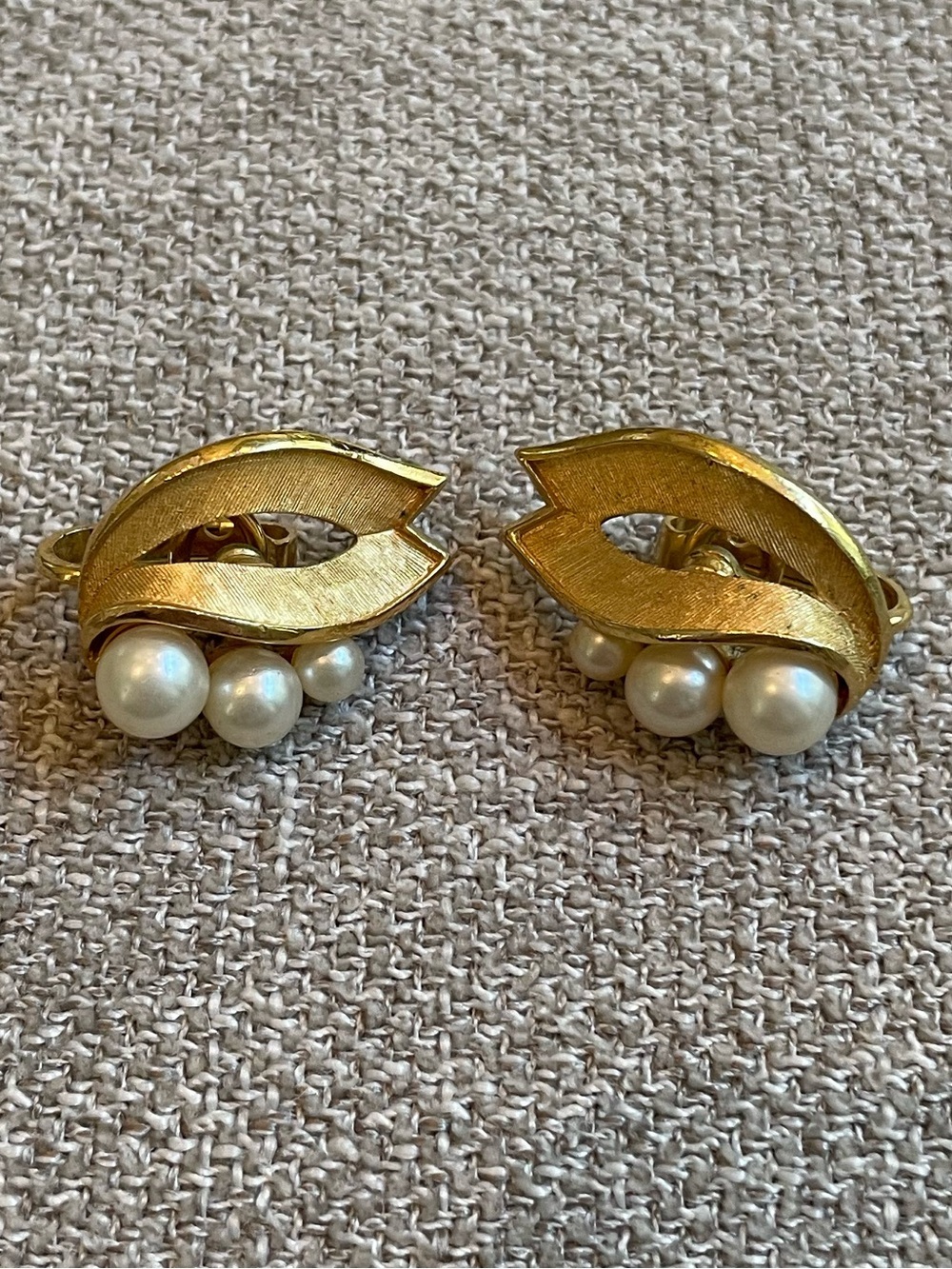 Crown Trifari 50’s Textured Gold Tone Leaf Design Faux Peal Clip On Earrings